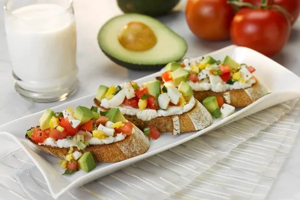 Snídaňová bruschetta s avokádem