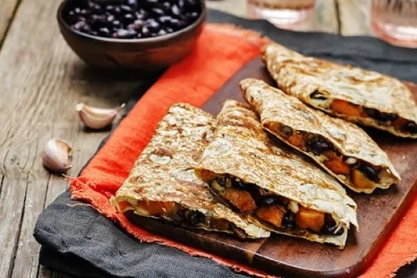 Quesadilly s černými fazolemi a batátem