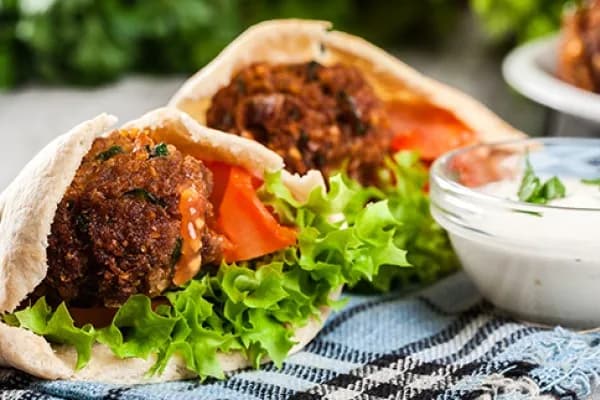 Falafel s jogurtem v sendviči