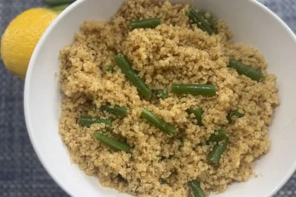 Zázvorová quinoa se zelenými fazolkami