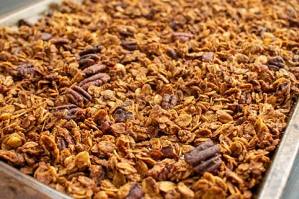 Müsli s ovesnými vločkami, kokosem a pekanovými ořechy