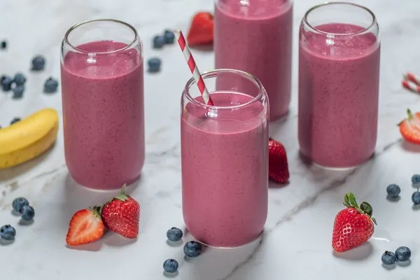 Smoothie ze zeleného čaje, lesního ovoce a banánu