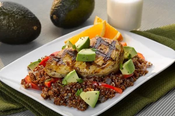 Quinoa pilaf s grilovaným kuřetem a avokádem