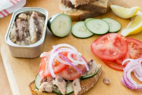 Sendvič se sardinkami, okurkou a rajčetem