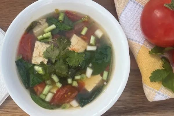 Polévka z tofu, rajčat a špenátu
